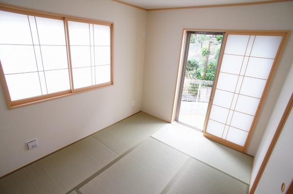 Non-living room. Japanese-style room (all rooms two-sided lighting + is with storage. )