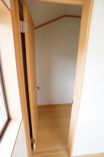 Receipt. There is a walk-in closet.