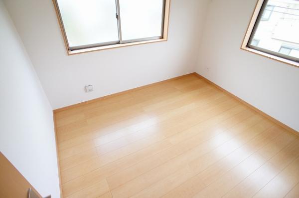 Non-living room. All rooms are two-sided lighting + is with storage.