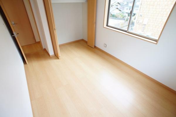 Non-living room. All rooms are two-sided lighting + is with storage.