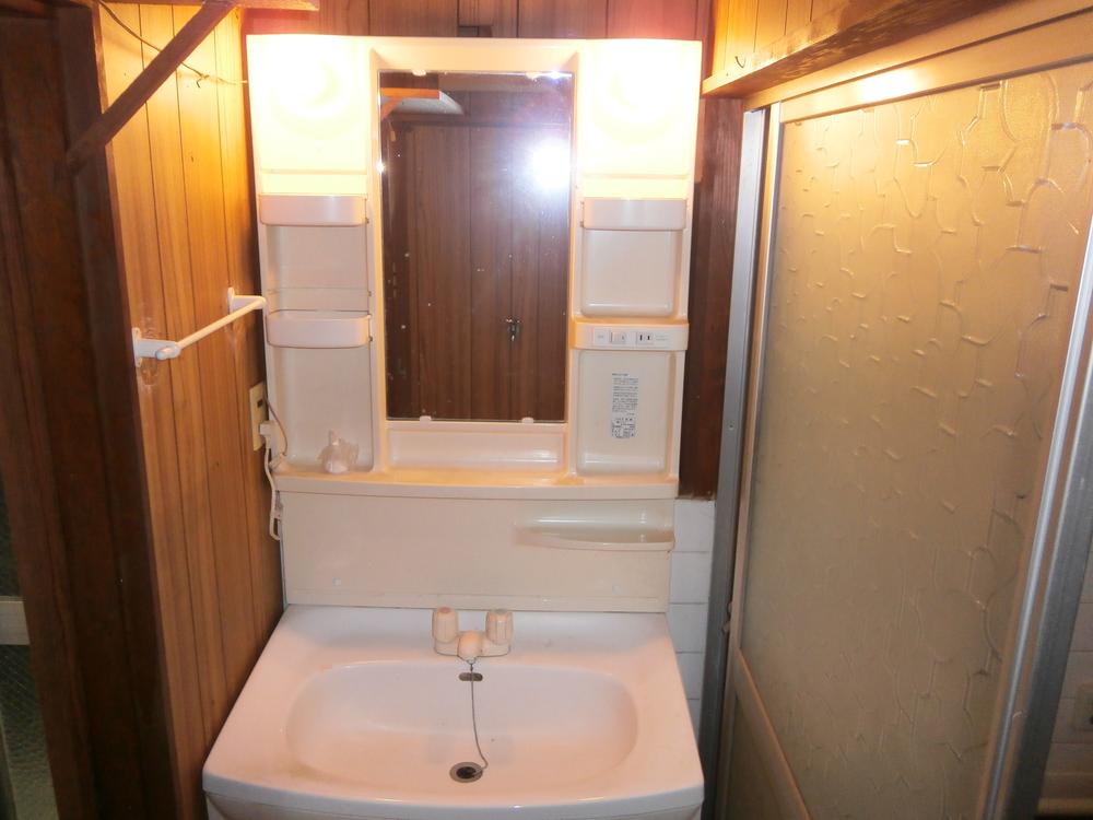 Wash basin, toilet. Indoor (11 May 2013) Shooting