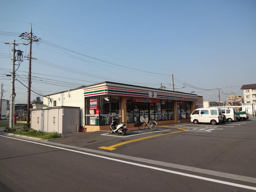 Convenience store. 110m to Seven-Eleven