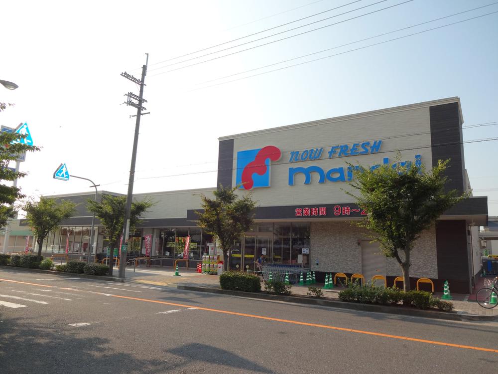 Supermarket. 160m until Bandai