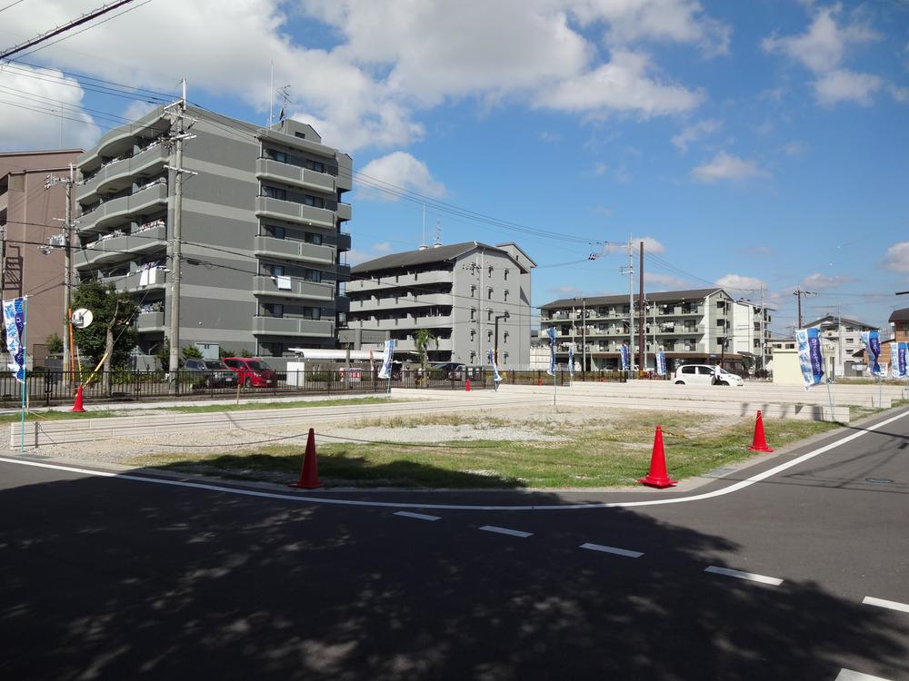 Local photos, including front road. 6th All 6 compartment new subdivision start Per day per two-sided road, Ventilation excellent!! There is a south-facing compartment.