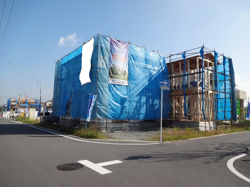 Local photos, including front road. Phase 3 4 compartments It's home under construction!