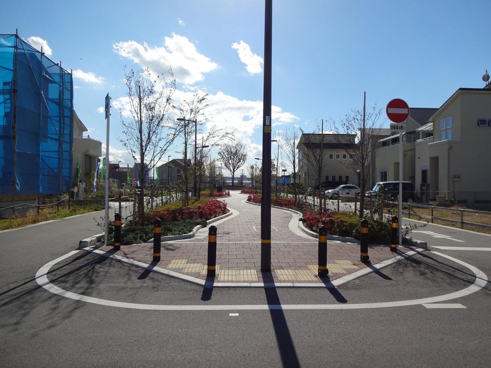 From sidewalk symbol tree has been the development of up to Masago Tamashimadai park, which is also bench mark