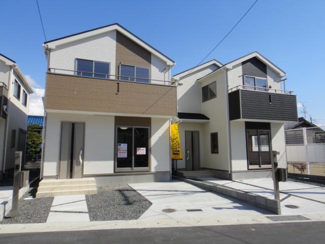 Same specifications photos (appearance). Same specifications photos (streets) all three House!