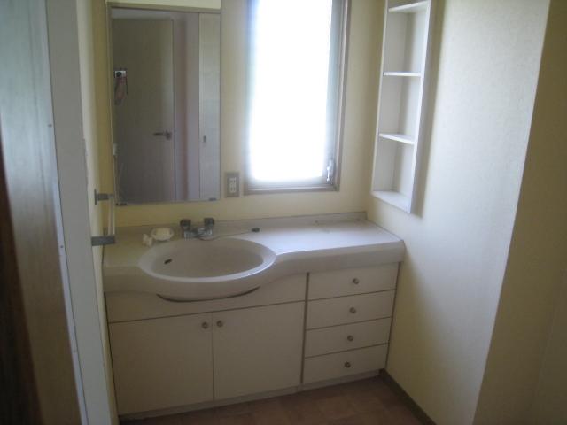 Wash basin, toilet. Local (August 2013) Shooting