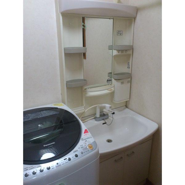 Wash basin, toilet. Indoor (10 May 2013) Shooting