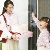 Security equipment. If you have a dedicated remote control, Locking and unlocking with just one-touch push the button. This is useful, for example, when and rain of the day a lot of luggage. Also prevent the over forget the key with "automatic locking function". Such as the ease and security performance of the operation, It has been consideration to ease of use (same specifications)