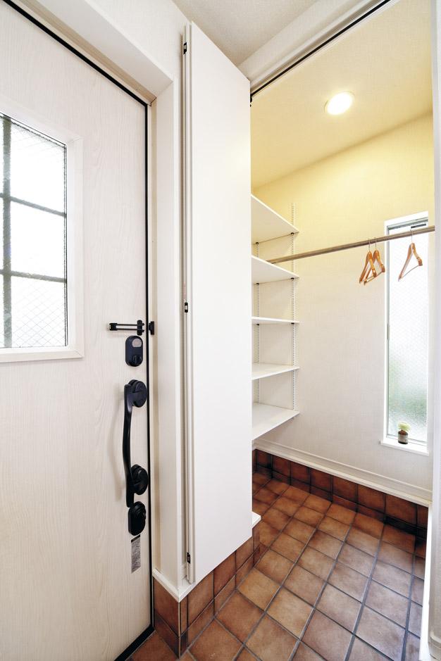 Receipt. Maeru convenient entrance cloakroom in the room, such as boots and golf bag (A-20 No. land model house)