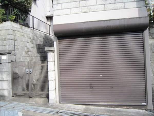 Parking lot. Rain for the excavated garage, Protect your car from wind