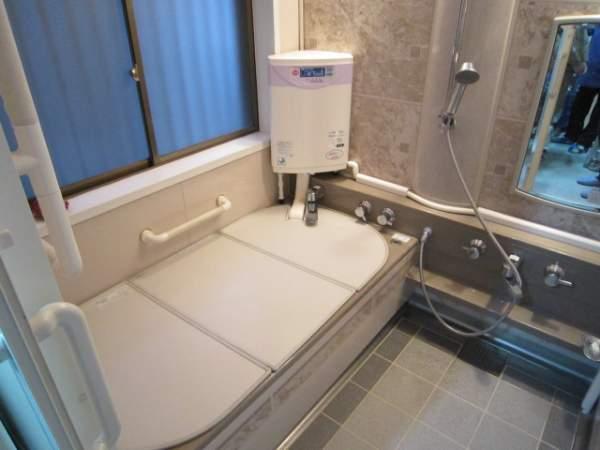 Bathroom. 2001 August bathtub replaced.