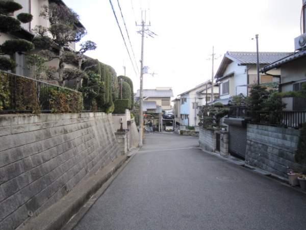 Local photos, including front road. About 6m on the southwest side