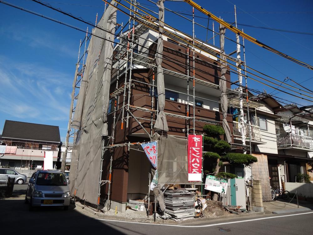 Local appearance photo. It's home under construction