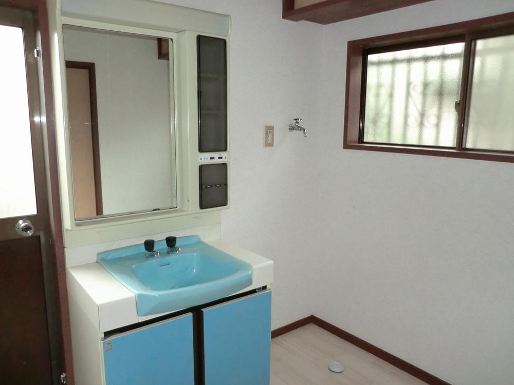 Wash basin, toilet. Indoor (11 May 2012) shooting