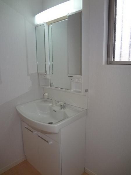 Same specifications photos (Other introspection). Dressed in smooth wash room of the room