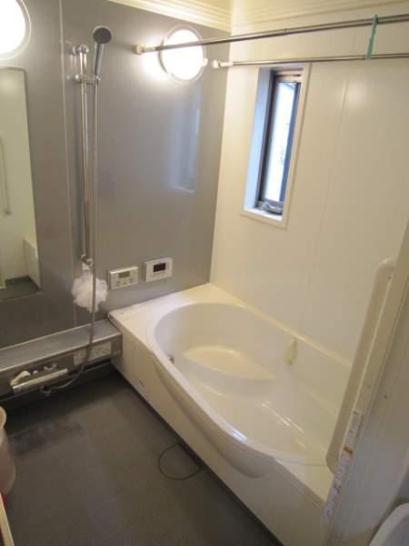 Bathroom. Bathroom heater dryers and mist Kawakku comes with.