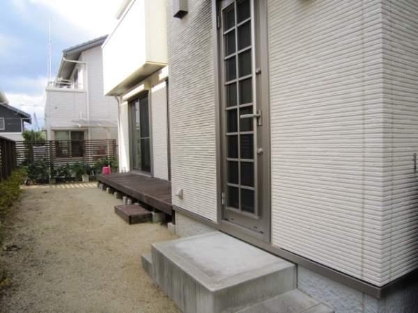 Garden. The south side is a private space (wooden deck).