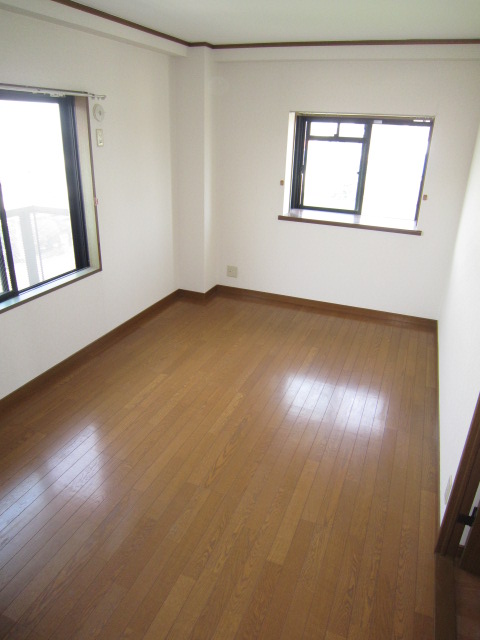 Living and room. Bright because it is a corner room, Ventilation is good!