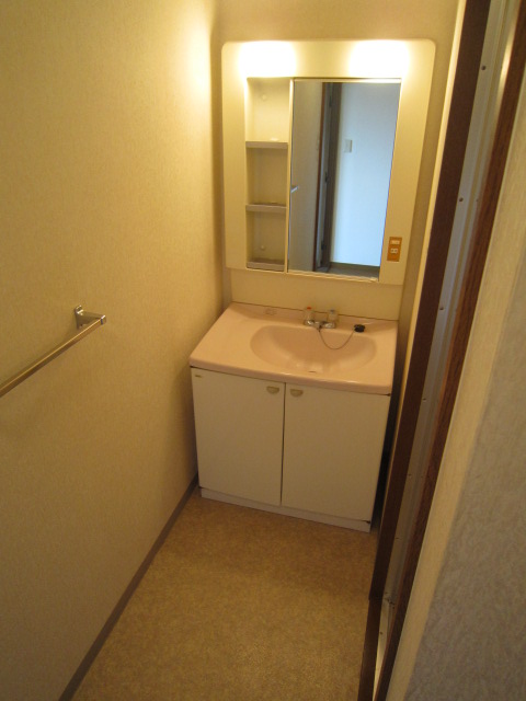 Washroom. Of course, dressing room, Independent wash basin.