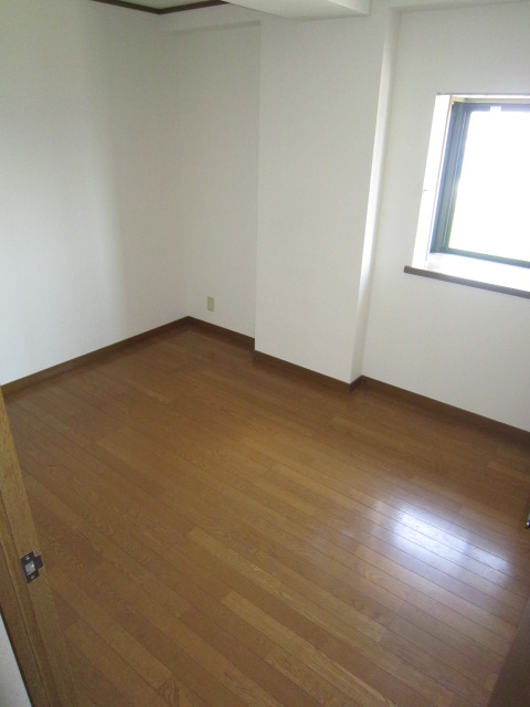 Living and room. I bay window is good.