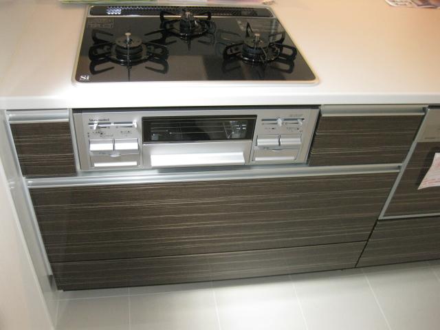 Kitchen. System kitchen with easy-to-use function has been enhanced.