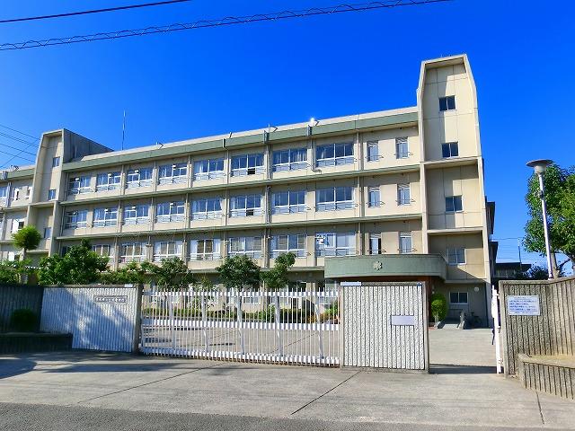 Junior high school. 740m to Ota junior high school