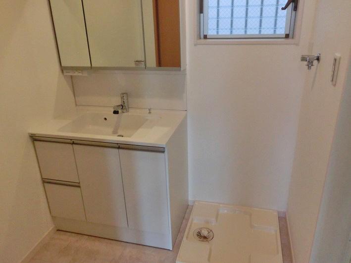 Wash basin, toilet. Good ventilation if there is a small window!