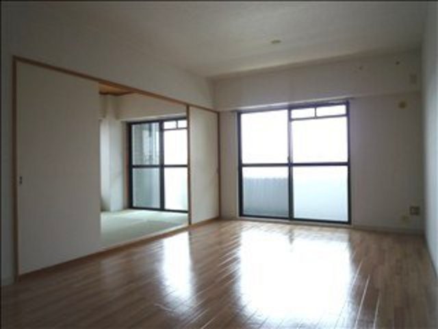 Living and room. Widely connected with the Japanese-style room