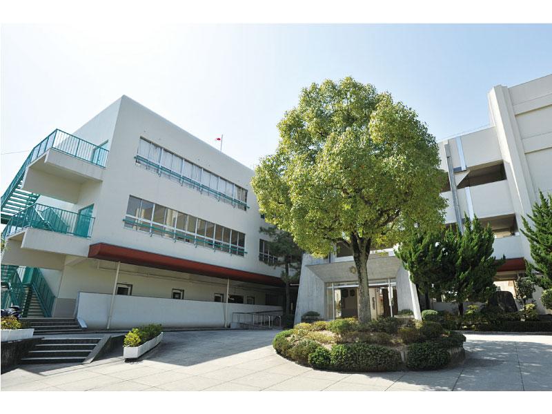 Junior high school. Ibaraki 1386m to stand Toyokawa junior high school