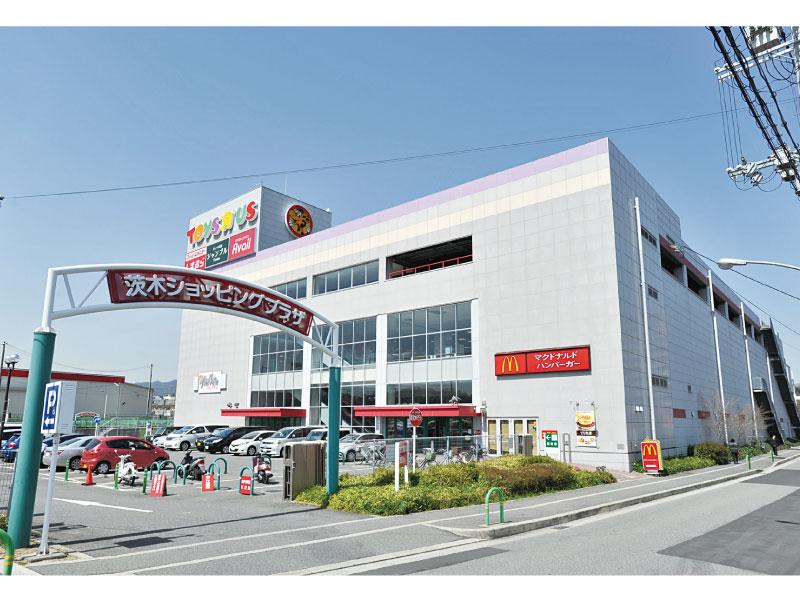 Shopping centre. Until the Toys R Us 720m