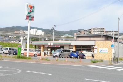 Convenience store. 570m to Seven-Eleven (convenience store)
