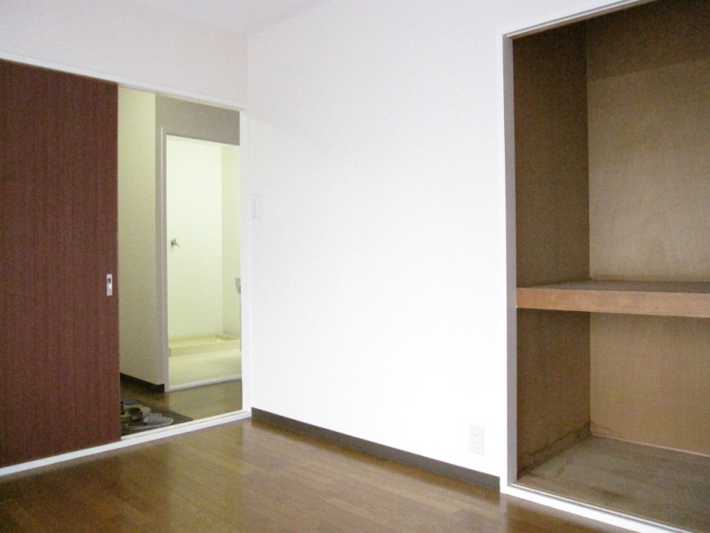 Kitchen. Bike-only shelter