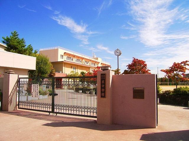 Junior high school. 1000m to the East Junior High School