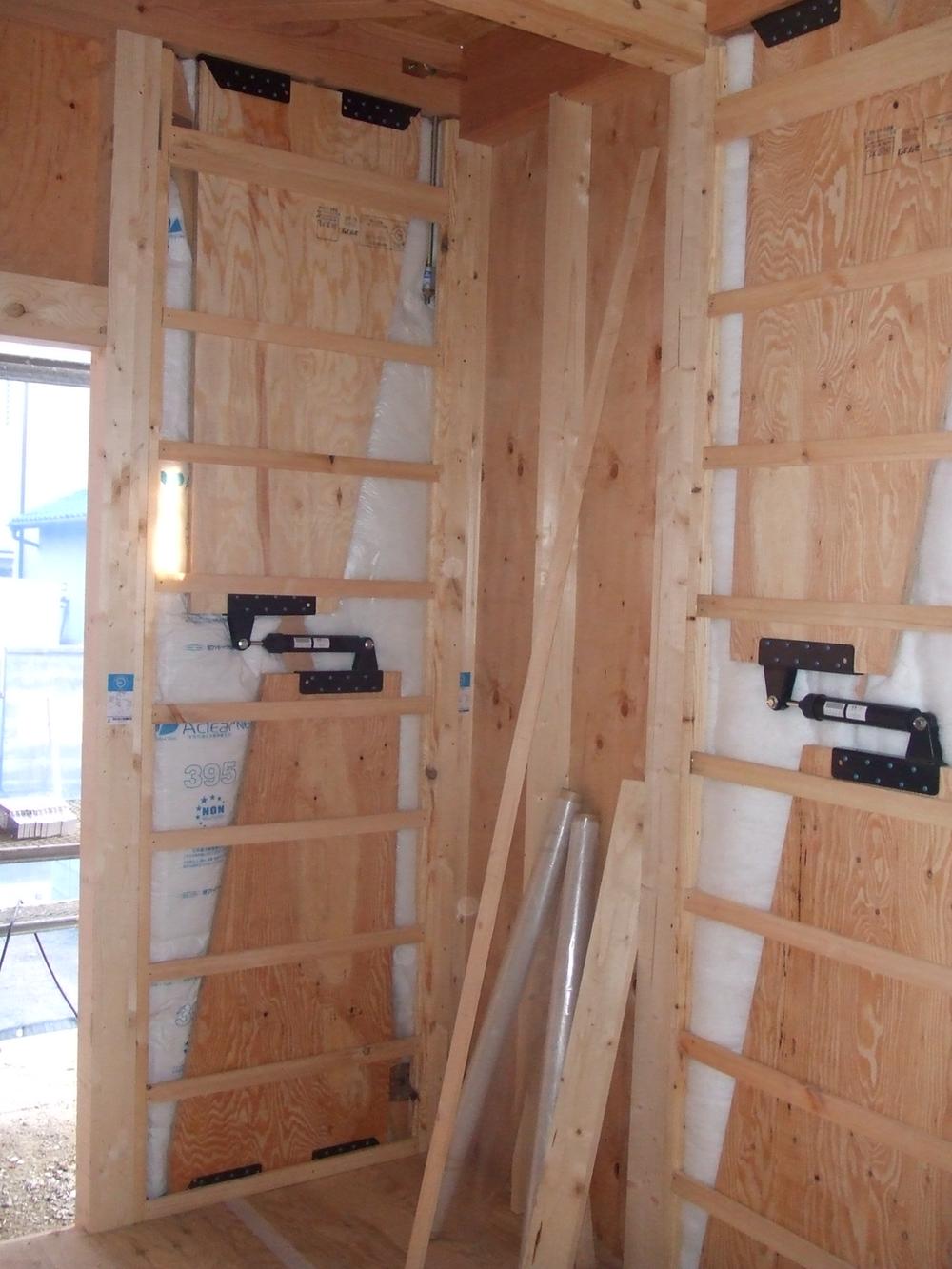 Other. Seismic damper device standard equipment