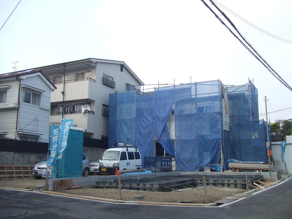 Local photos, including front road. All three is a cityscape of compartment.