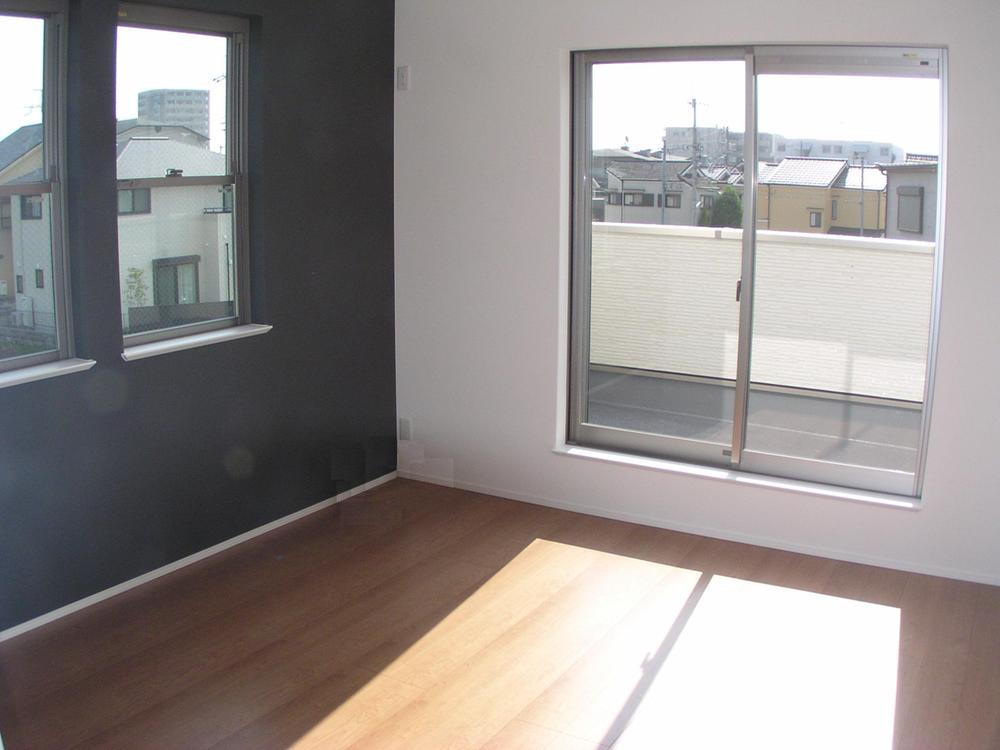 Non-living room. There is a sunny second floor Western-style large closet