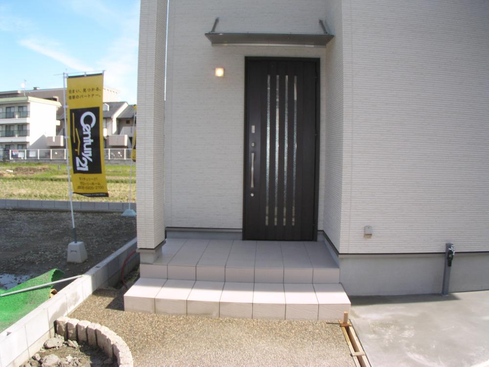 Entrance. Convenient card key even when the front door is a lot of luggage!