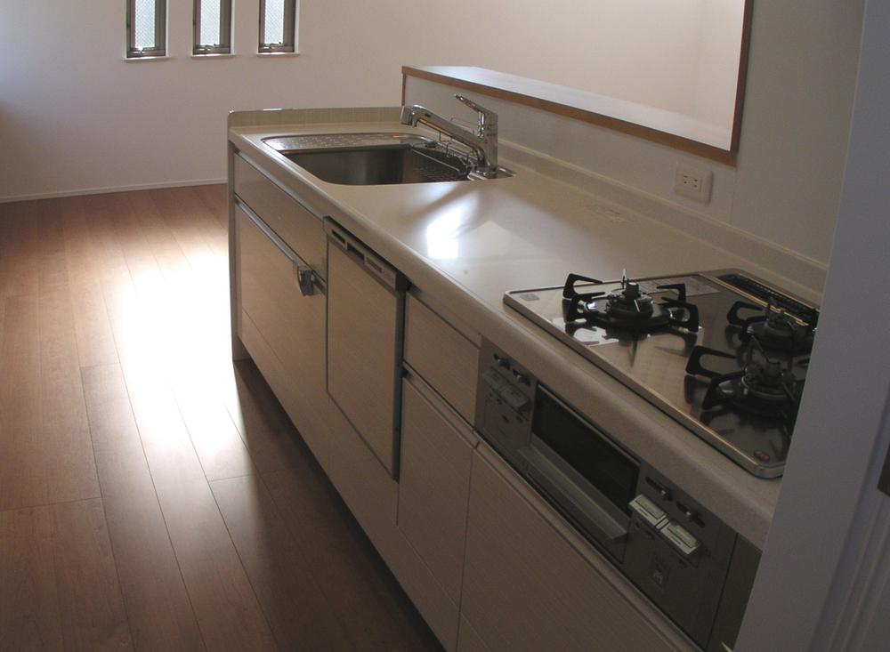 Other Equipment. Artificial marble countertops are cooking work is Hakadori so wide