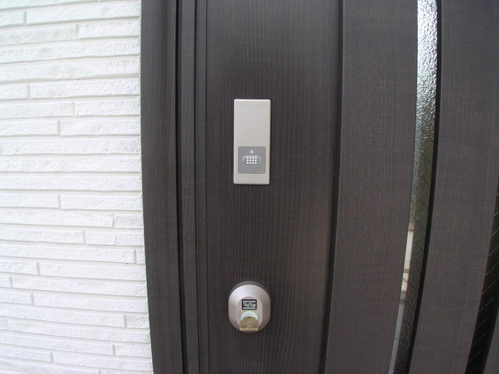 Other Equipment. Simply by waving the mobile phone and cards! You can enjoy the convenience of not having time to find the key, such as when a lot of luggage.