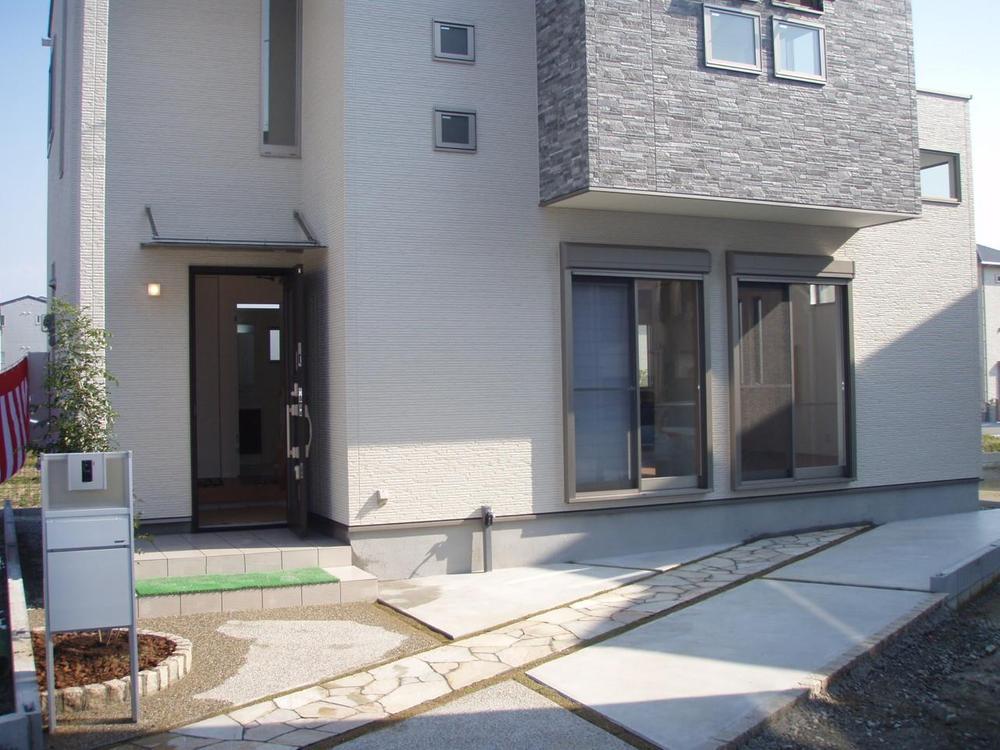 Local appearance photo. Two parking can car space