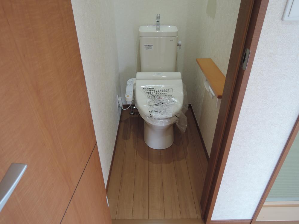 Toilet. Indoor (10 May 2013) Shooting