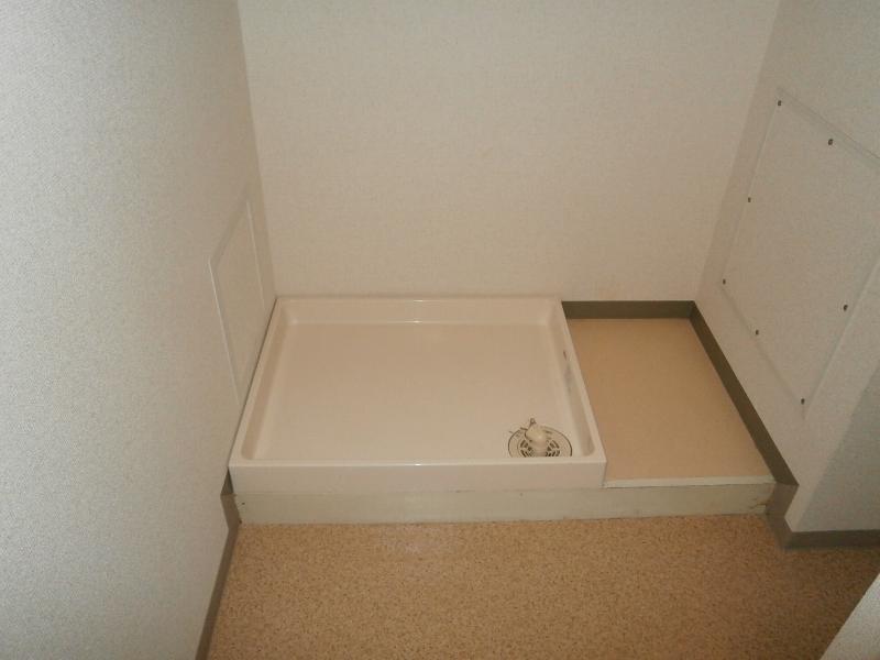 Other room space. Washing pan