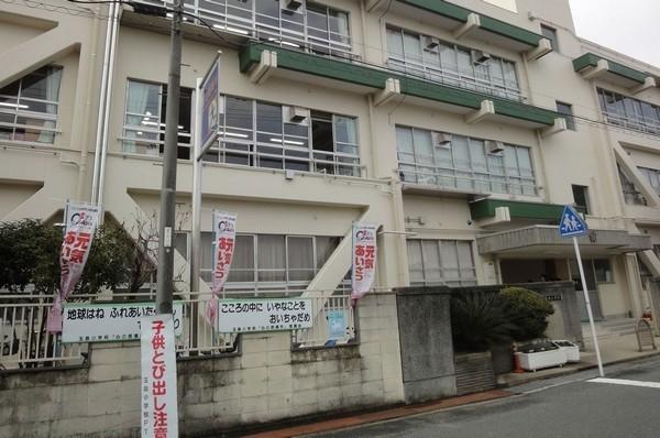 «Holiday with family, Let's Go to the green are many fun parks! Including the »city wards park, "Wakazono park" from the local 6-minute walk, "SL park" and the like fun park of a 12-minute walk is in the familiar. To "Wakazono park" is, Have flow babble of the full-length 100 meters, Biannually, About 150 varieties ・ Roses of 2300 shares bloom dazzling flowers, Delight people.