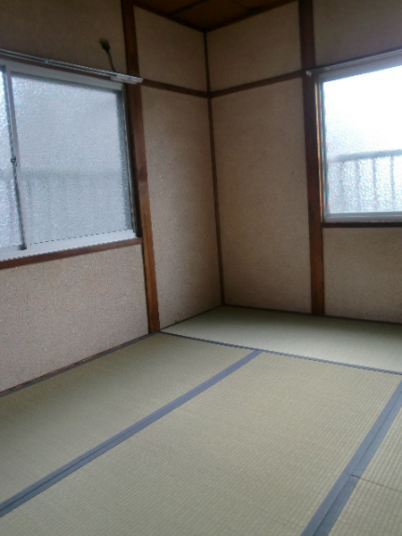 Living and room. Daytime is the brightness of the electrical unnecessary.