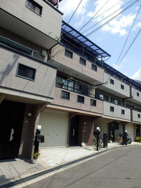 Local photos, including front road. Built-in garage with shutter