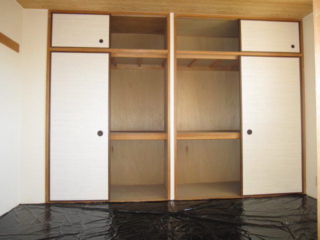 Receipt. Wall-to-wall storage