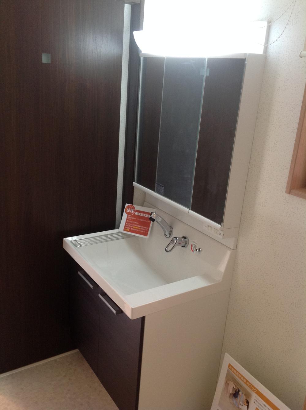 Wash basin, toilet. Indoor (September 2012) shooting