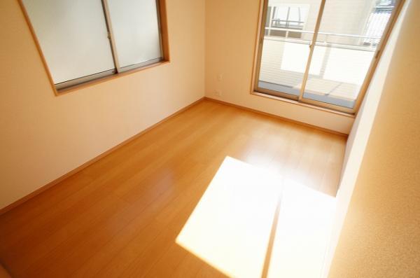 Non-living room. Western-style (All guestrooms dihedral daylighting. )